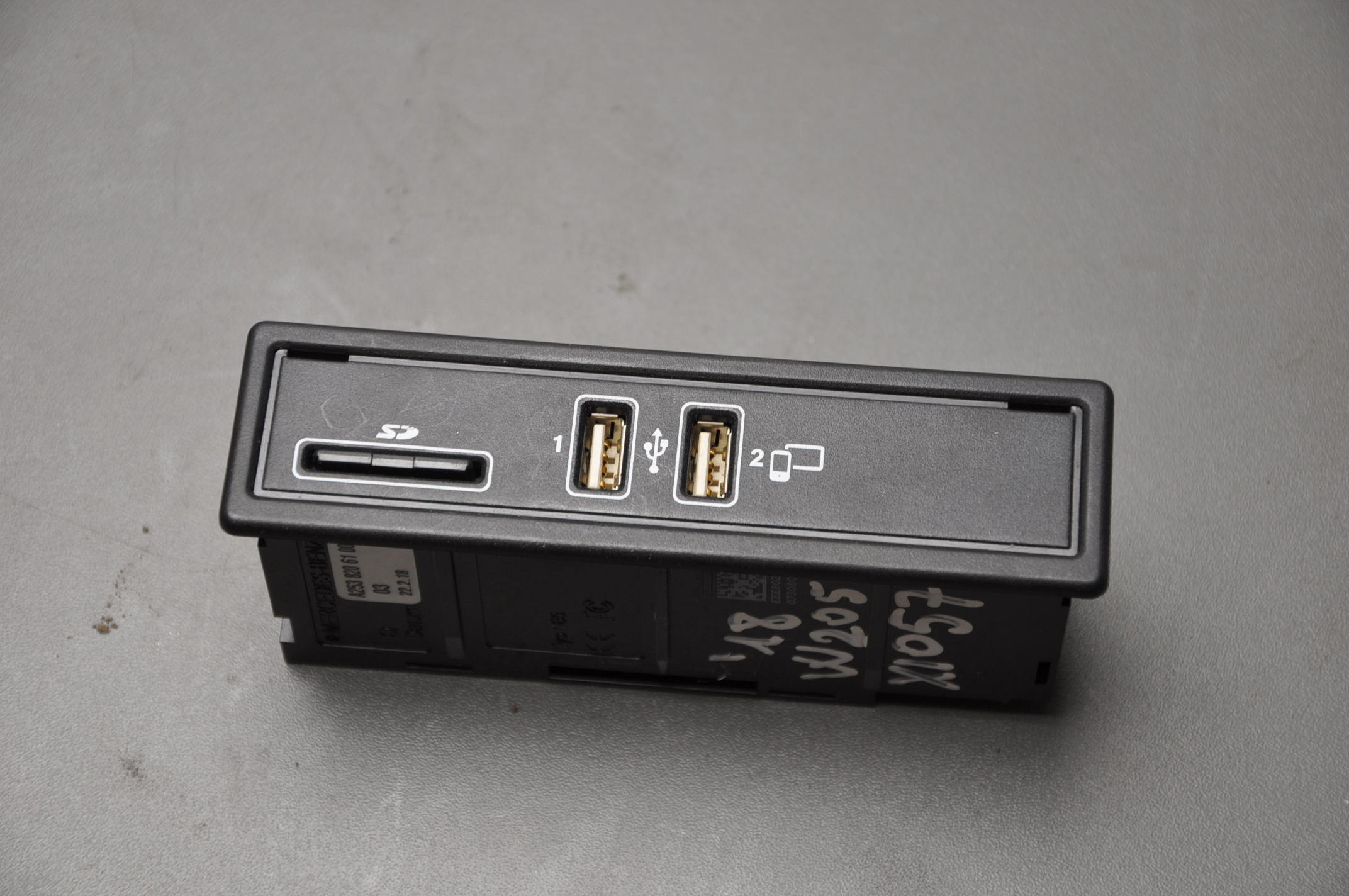 MERCEDES-BENZ C-Class W205/S205/C205 (2014-2023) USB A2538206100 26677313